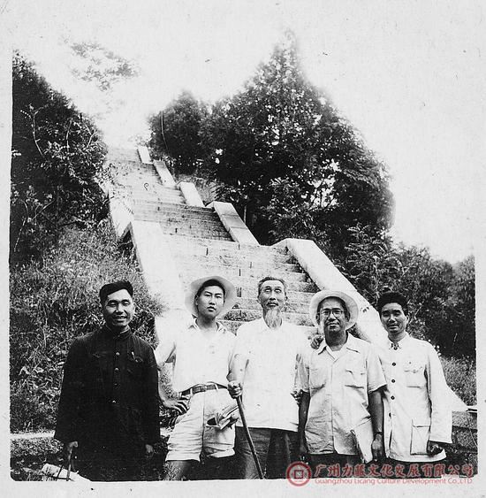 1962年9月与钱松岩、陈大羽、张文俊先生等在泰山白龙潭