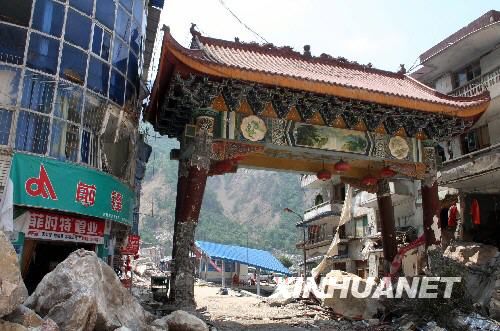 北川县城内的农贸市场大门前堆满了巨石