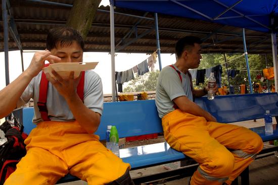图文：香港消防队的队员们正在休息
